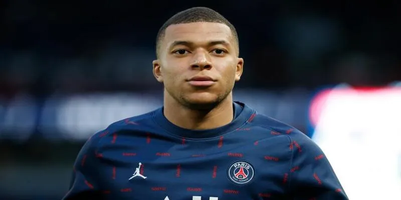 Kylian Mbappé tiền đạo cánh phải xuất sắc